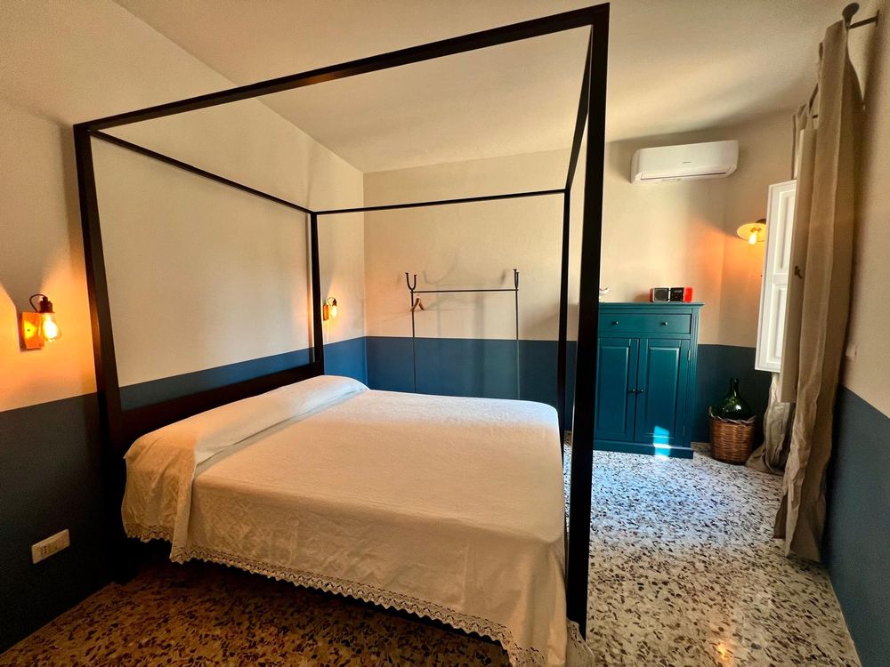 Camera da letto con letto a baldacchino