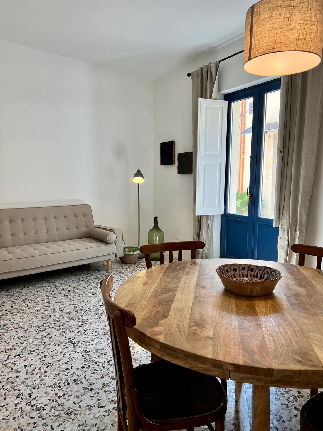 Zona pranzo con tavolo tondo in legno