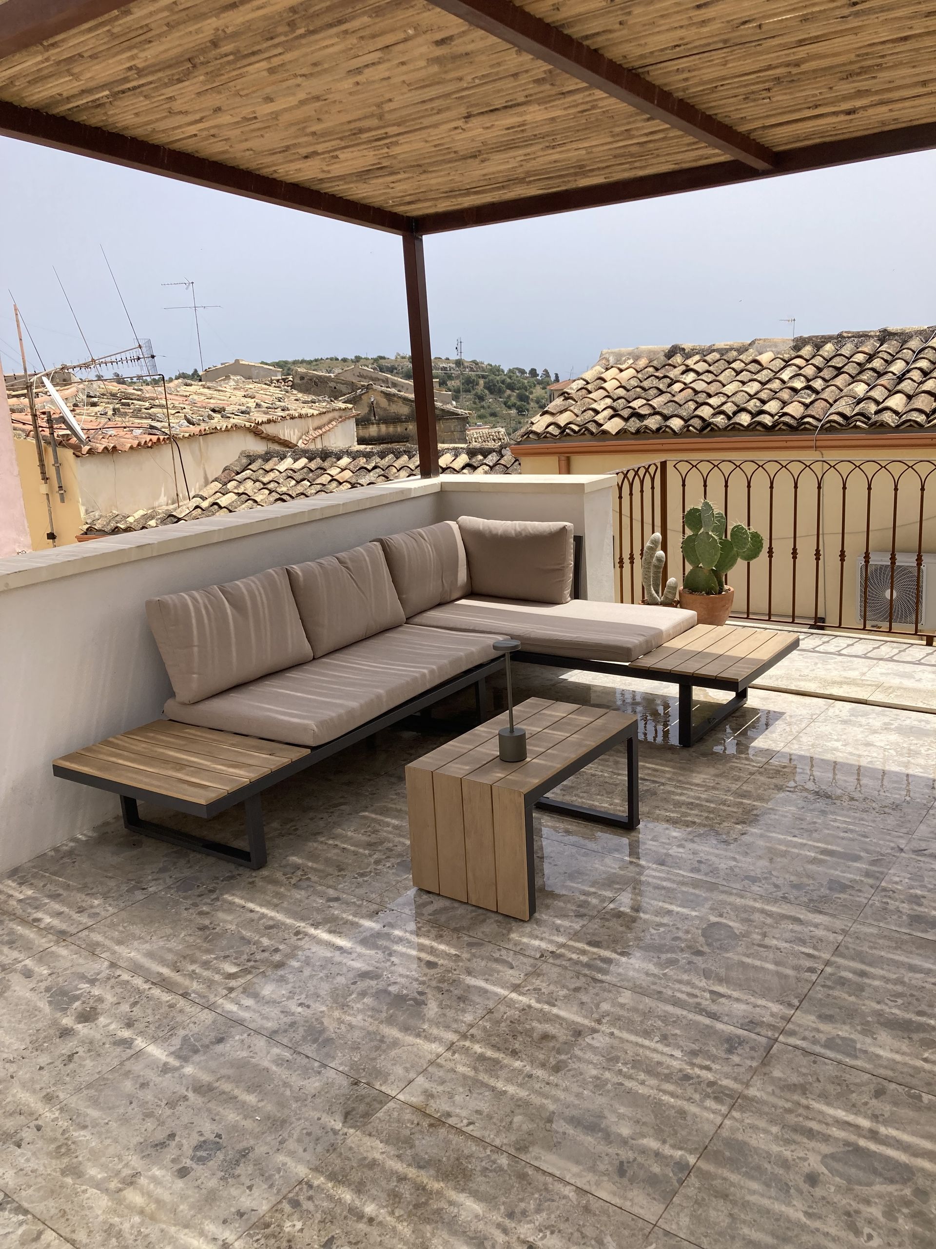 Vasca idromassaggio sulla terrazza di Casa Fioraliso
